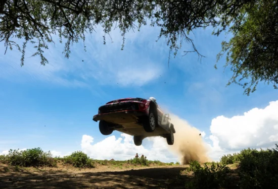 WRC | Safari Rally Kenya 2026, PS7/10: Ogier torna sotto! Solberg fora, ma chiude il venerdì con appena 1” di margine