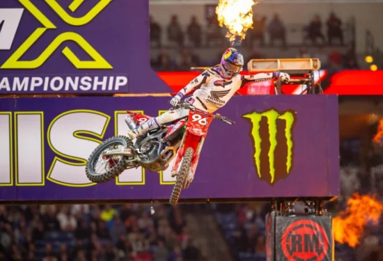 Supercross | Indianapolis 2026: Hunter Lawrence batte Tomac e si aggiudica la seconda Triple Crown dell’anno