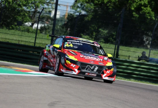 TCR Italy | Imola 2026, Gara 1: Imberti conquista in scioltezza la prima vittoria dell’anno davanti a Babuin e Poloni. Miotto trionfa nel DSG
