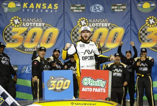 NASCAR | O’Reilly Auto Parts Series, Kansas #1 2026: vittoria di strategia per Taylor Gray!
