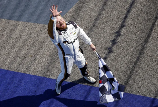 NASCAR | Cup Series, Kansas #1 2026: Tyler Reddick batte a duello Larson in un finale pazzo