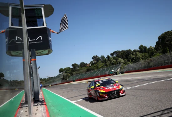 TCR Italy | Imola 2026, Gara 2: Imberti beffa Babuin all’ultimo giro e completa il weekend perfetto. Bocca ottiene il primo podio