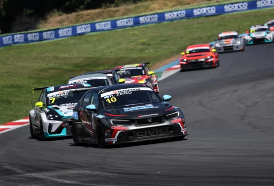 TCR Italy | Vallelunga 2026, Gara 2: Zago conquista il primo successo davanti a Pelatti e Čižek. Imberti P8 dopo contatto penalizzato sul finale