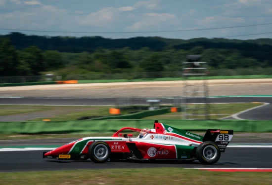 F4 Italia | Vallelunga 2026, piovono penalità post Gara 1: Cosma-Cristofor e Bearman retrocessi in classifica