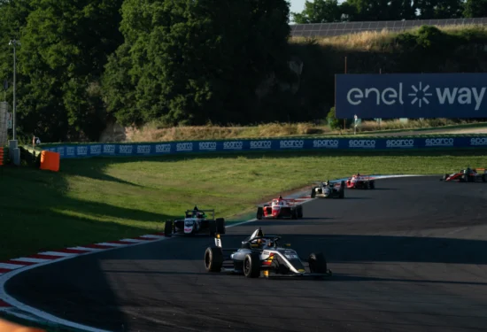 F4 Italia | Vallelunga 2026 – Gara 2: Edu Robinson vince una gara molto complessa. A podio anche Consani e Cosma-Cristofor