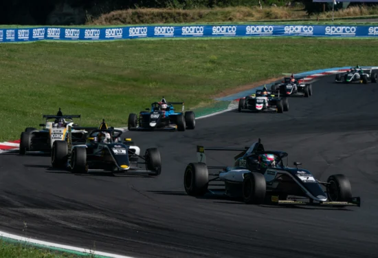 F4 Italia | Vallelunga 2026: Luka Sammalisto domina anche Gara 3. Ritiro al primo giro per Maccagnani