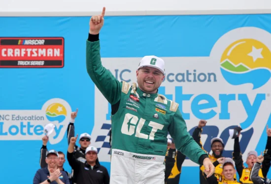 NASCAR | Truck Series, Charlotte #1 2026: Riggs porta a casa una corsa storica, nel bene e nel male