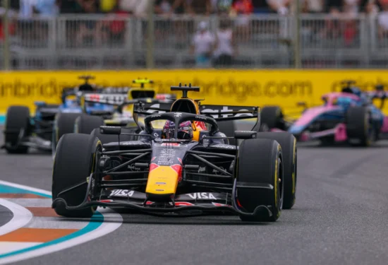 F1 | GP Miami 2026, 5 secondi di penalità a Verstappen per il taglio della linea di pit exit. Non perde posizioni
