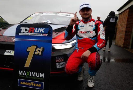 TCR UK | Croft 2026, Gara 1: Newsham vince sotto la pioggia davanti a Kent e Hart