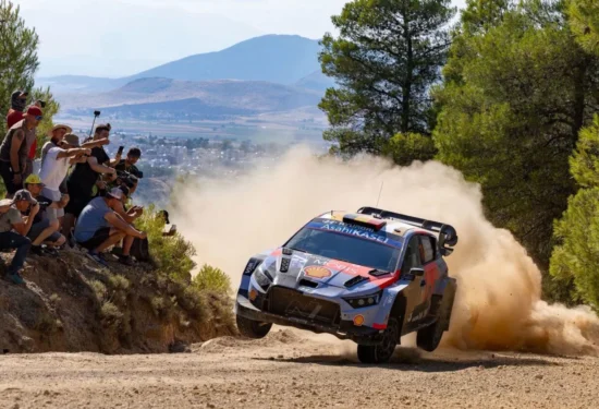 WRC | Acropolis Rally 2026, PS12-13: Neuville difende la vetta: Ogier a soli 4″1, Evans sprofonda dopo una foratura
