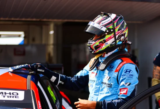 TCR World Tour | Valencia 2026, Azcona: “Avevo la gara in tasca, ma ho avuto una foratura lenta. Il podio è stato come una vittoria”