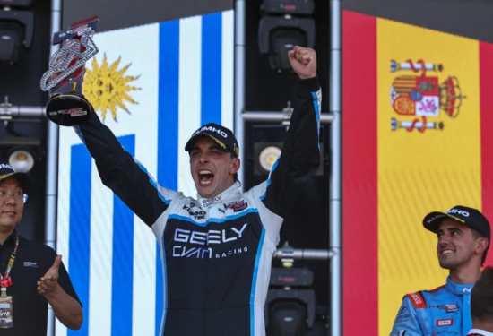 TCR World Tour | Valencia 2026, Gara 3: Santiago Urrutia fa tre su tre. Doppietta Cyan con Thed Björk