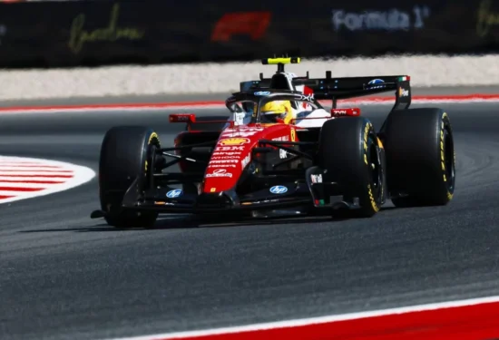 F1 | GP Barcellona 2026, gara: Lewis Hamilton riscrive la storia, prima vittoria in Ferrari! Russell e Norris sul podio, Antonelli e Leclerc out