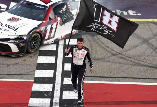 NASCAR | Cup Series, Michigan 2026: Denny Hamlin raggiunge il numero di vittorie di Kyle Busch in una gara ricca di caution