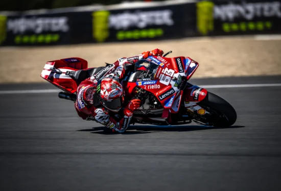 MotoGP | GP Cechia 2026, Sprint: torna alla vittoria Francesco Bagnaia, che piega Ogura e Marquez. Out Bezzecchi