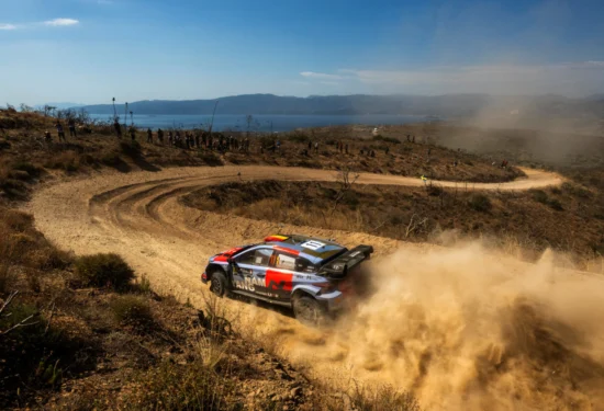 WRC | Acropolis Rally 2026, Neuville comanda dopo una mattinata durissima: Armstrong sorprende, Fourmaux beffato da una foratura