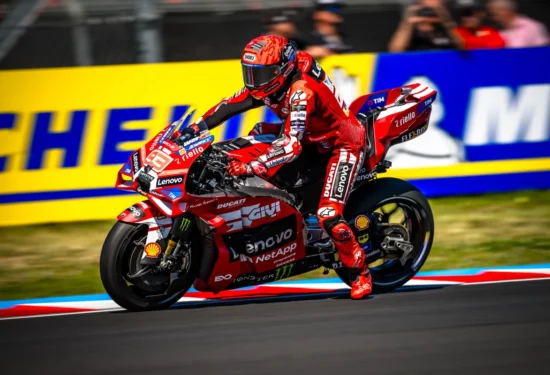 MotoGP | GP Ungheria 2026, gara: Marc Marquez vince al Balaton Park e sale a quota 100. Disastro Aprilia: Martin e Bezzecchi out allo start