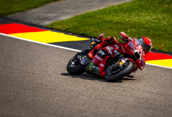 MotoGP | GP Germania 2026, qualifiche: Marc Márquez torna in pole davanti ad Álex, Bezzecchi ancora a terra