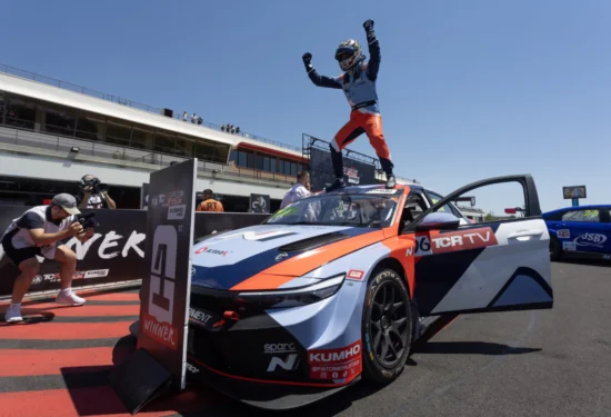 TCR World Tour | Le Castellet 2026, Gara 1: Azcona conquista la prima vittoria dell’anno davanti ad Ehrlacher