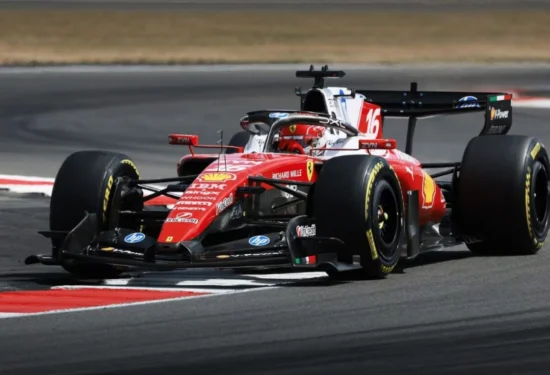 F1 | GP Gran Bretagna 2026, gara: Leclerc vince sotto Safety Car su Russell e Hamilton (investigato). Verstappen out, Antonelli chiude 16°
