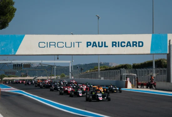 E4 | Paul Ricard 2026: Kenzo Craigie splende e guadagna la testa del campionato. Vittoria di Gara 1 per Aksoy