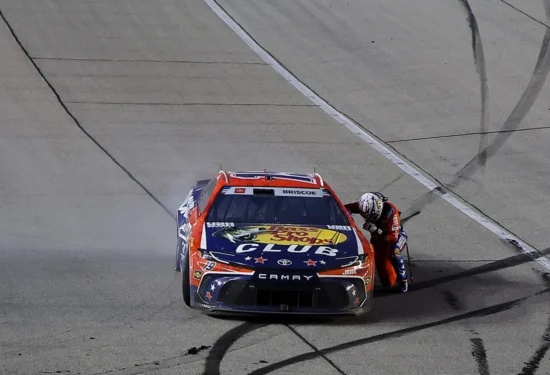 NASCAR | Cup Series, Chicagoland 2026: Chase Briscoe si difende da Bell e vince. Dominio Toyota!