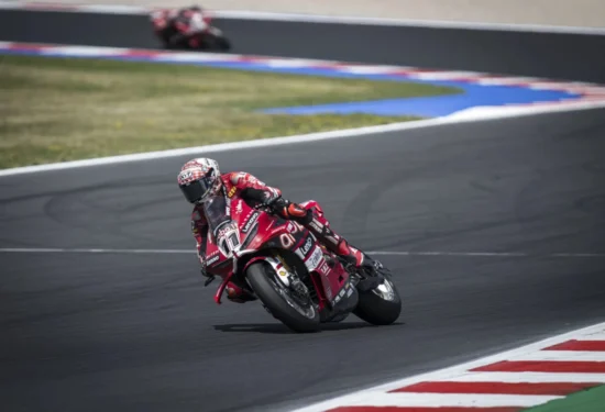 SBK | Round Gran Bretagna 2026, FP1: Nicolò Bulega incanta Donington Park, ma gli avversari sono molto vicini
