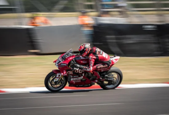 SBK | Round Gran Bretagna 2026, FP2: Nicolò Bulega continua la sua striscia di prime posizioni. Brutta caduta per un velocissimo Mackenzie!