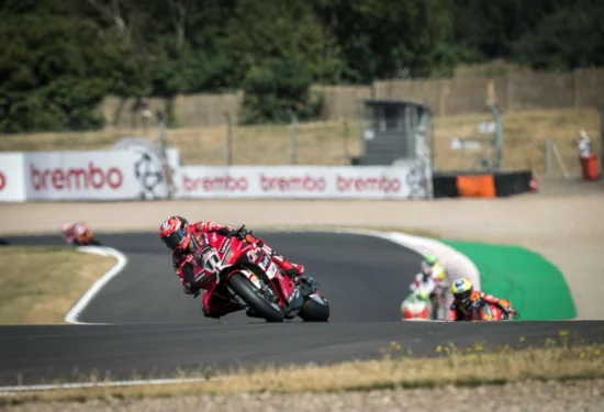 SBK | Round Gran Bretagna 2026, gara 2: Nicolò Bulega fa sua l’ultima gara del weekend e consegna il titolo costruttori a Ducati