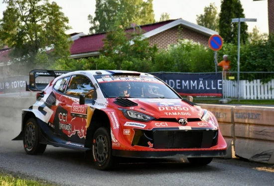 WRC | Rally Finlandia 2026, PS6/10: Ogier doma la pioggia torrenziale. Intanto il Mondiale apre una nuova era e cambia proprietà