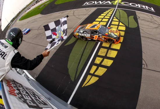 NASCAR | O’Reilly Auto Parts Series, Iowa 2026: Kvapil si ripete nella confusione finale