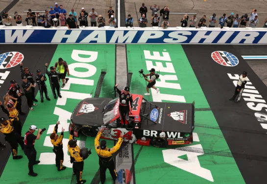NASCAR | Truck Series, New Hampshire 2026: Layne Riggs si prende vittoria e titolo della regular season in un finale pazzo