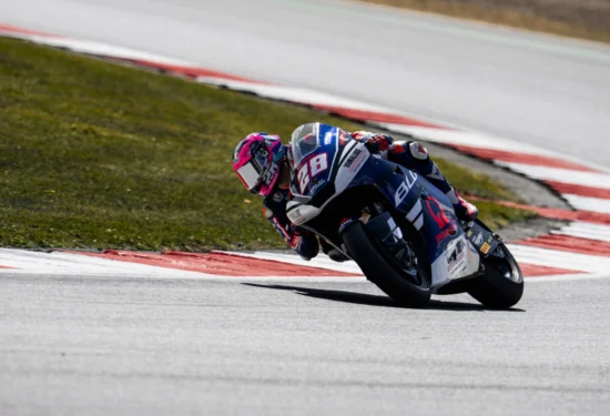 Moto2 | GP Gran Bretagna 2026: Izan Guevara domina le qualifiche di Silverstone davanti a López e Ortolá