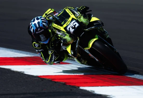 MotoGP | GP Gran Bretagna 2026, gara: Raúl Fernández domina la scena a Silverstone, Bezzecchi eroico terzo