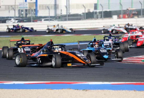 F4 Italia | Misano #2 2026: Pioggia di penalità in Gara 2, Weiss perde il podio