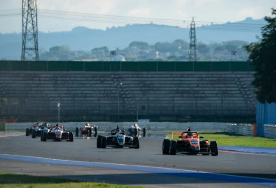 F4 Italia | Misano #2 2026: Christian Costoya evita la carambola dell’ultimo giro e vince Gara 2