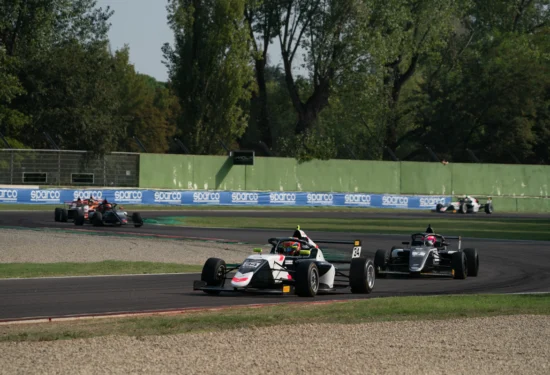 F4 Italia | Imola 2026: Kenzo Craigie batte Sammalisto in Gara 3