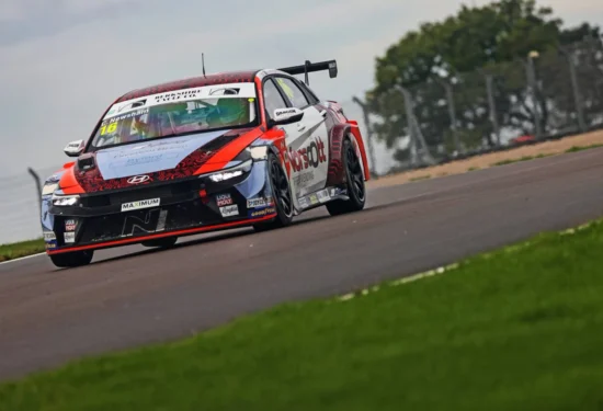 TCR UK | Donington #2 2026, Gara 1: Newsham vince in solitaria, Shepherd strappa il 2° posto nelle ultime curve