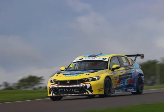 TCR UK | Donington #2 2026, Gara 2: Hall prende la vittoria all’ultimo giro beffando Hutchison