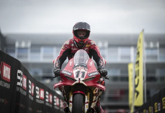 SBK | Round Francia 2026, gara 1: Bulega torna a vincere a Magny-Cours. Gara intervallata da una bandiera rossa