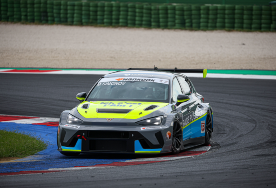 TCR Italy | Misano 2026, Gara 2: Barberini domina, ma perde la vittoria all’ultimo giro. Vince Simonov, Miotto campione DSG