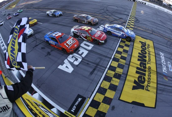 NASCAR | Cup Series, Talladega #2 2026: Kyle Larson mette una mano sul titolo grazie a una vittoria inaspettata