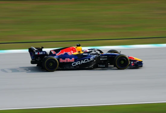 F1 | GP Bahrain 2026, qualifiche: prima pole stagionale per Verstappen, davanti a Hamilton. Antonelli e Leclerc in seconda fila