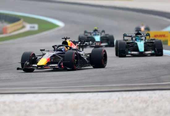 F1 | GP Bahrain 2026, gara: Verstappen si impone dopo il diluvio, Antonelli allunga con il ritiro di Russell. Disastro strategico Ferrari, ma Hamilton è 3°