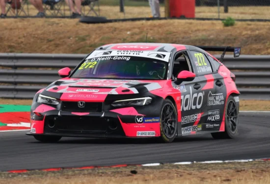 TCR UK | Oulton Park 2026, Gara 2: O’Neill-Going ritrova la vittoria, Hart resiste a Newsham ma perde il podio per i track limits