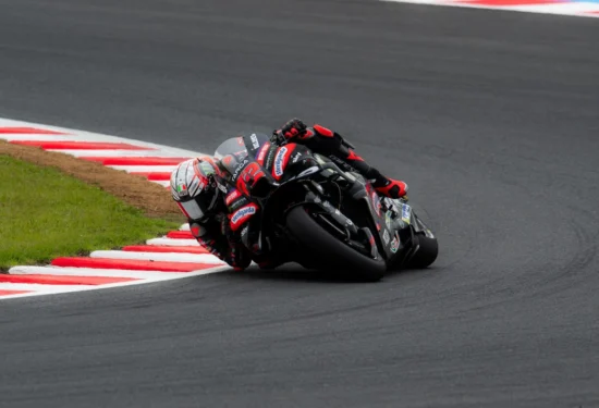 MotoGP | GP Indonesia 2026, FP1: Marco Bezzecchi detta il passo, seguono Marc Márquez e Martín