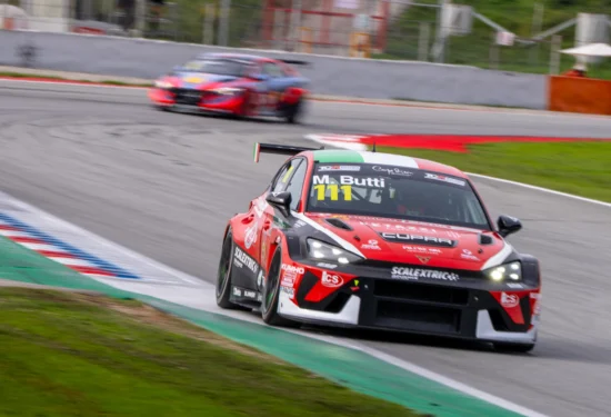 TCR Europe | Barcellona 2026, Gara 1: Dominio di Shepherd verso il primo successo nella series. Halder 2°, ora a -5 da Butti
